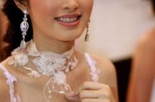 岑溪人妖皇后(中国富豪娶人妖皇后)
