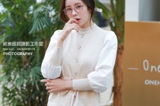 岑溪兼职模特被摄影师亲(兼职模特被摄影师亲了)