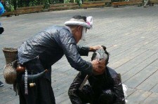 岑溪欲带老伴游遍中国(带着老伴去旅游)